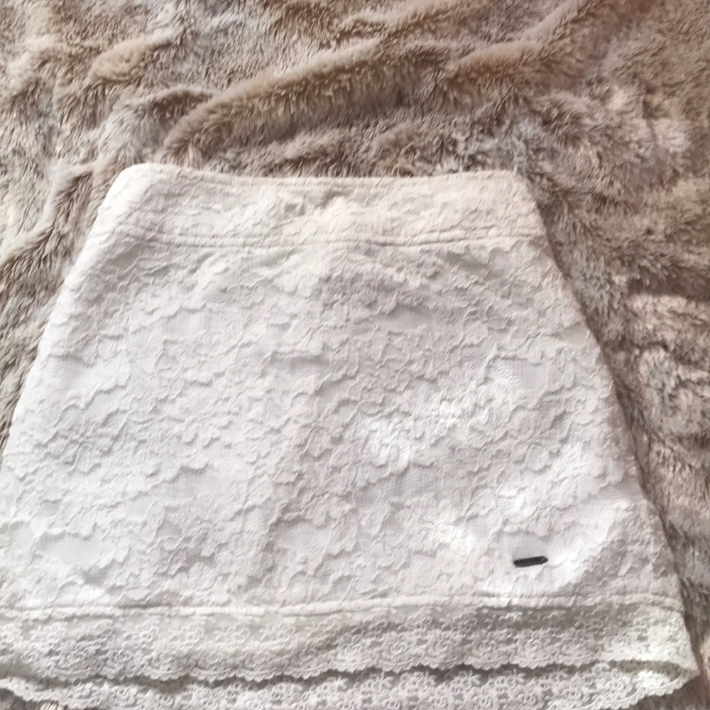 HOLLISTER- White Lace Mini Skirt - XS
